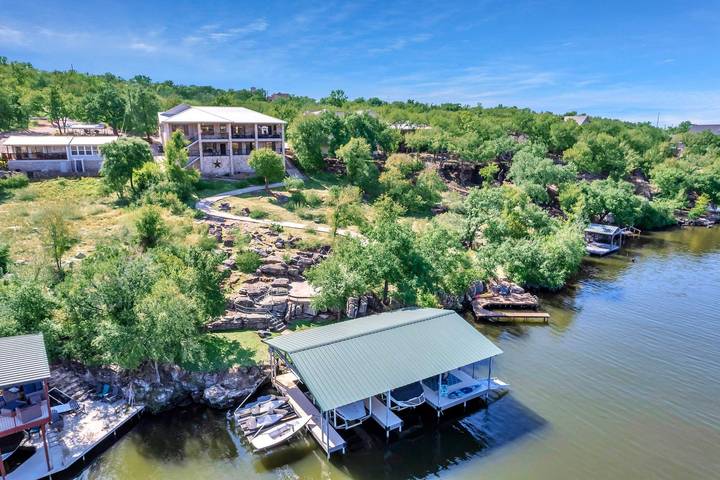 Vacation rental for 18 people, with balcony and lake view as well as yard, kid friendly in Marble Falls