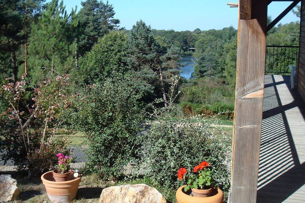 Un balcon sur le  Lac de Miel in Beynat, Région de Brive-la-Gaillarde