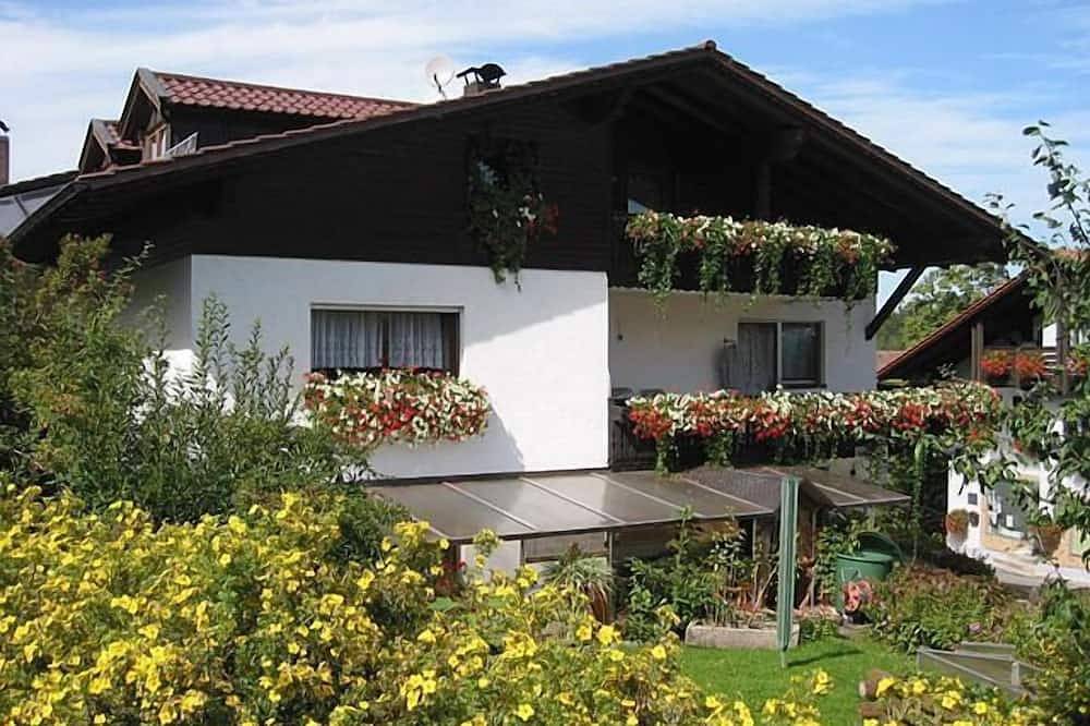 Ganze Wohnung, Gemütliche Ferienwohnung Schloßberg (37qm) mit Balkon und kostenlosem Wlan in Kollnburg, Ostbayern