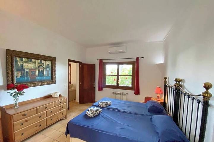 Wunderbare 4-Bett-Villa mit privatem Pool im Zentrum von Cala D'Or, 5 Minuten zu Fuß zum Strand in Caló de ses Dones (Santanyí), Santanyí
