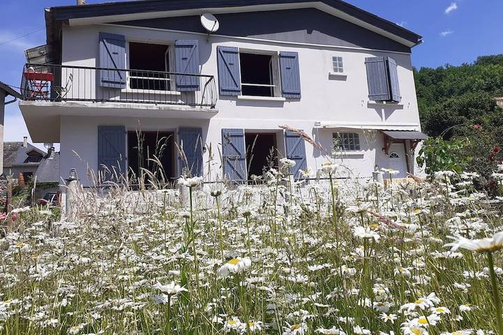 Location de vacances pour 6 personnes, avec balcon et jardin à Ustou
