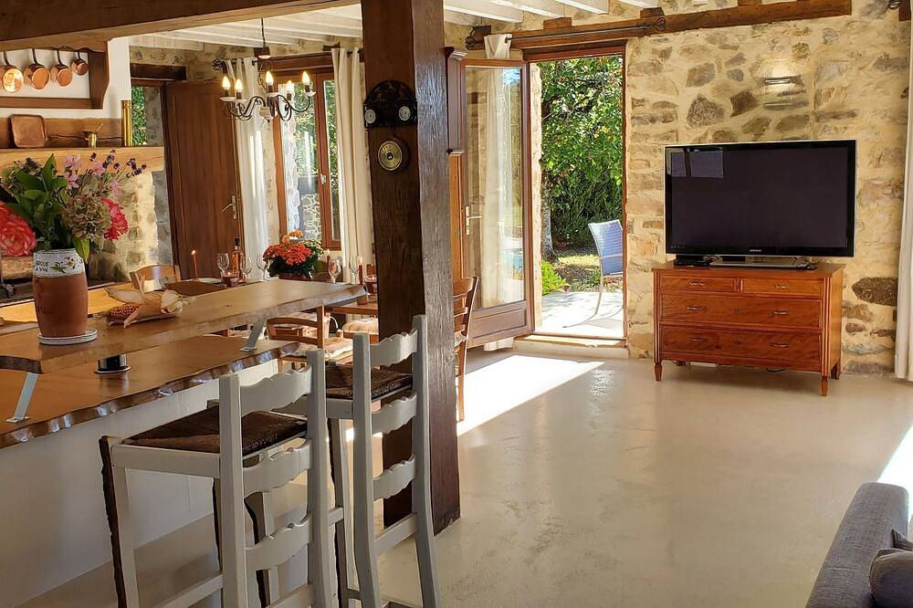 Belle Longère En Pierres  Avec Piscine Privative Chauffee in Meuzac, Région de Limoges