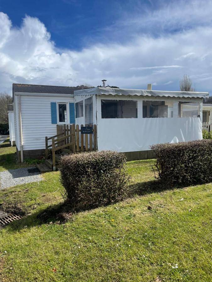 Camping pour 4 personnes, avec terrasse et vue ainsi que piscine et bassin pour enfant, adapté aux familles à Louannec