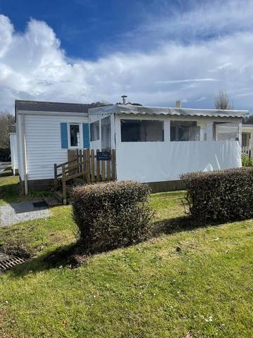 Gîte pour 4 personnes, avec vue et piscine ainsi que terrasse et bassin pour enfant, adapté aux familles à Louannec