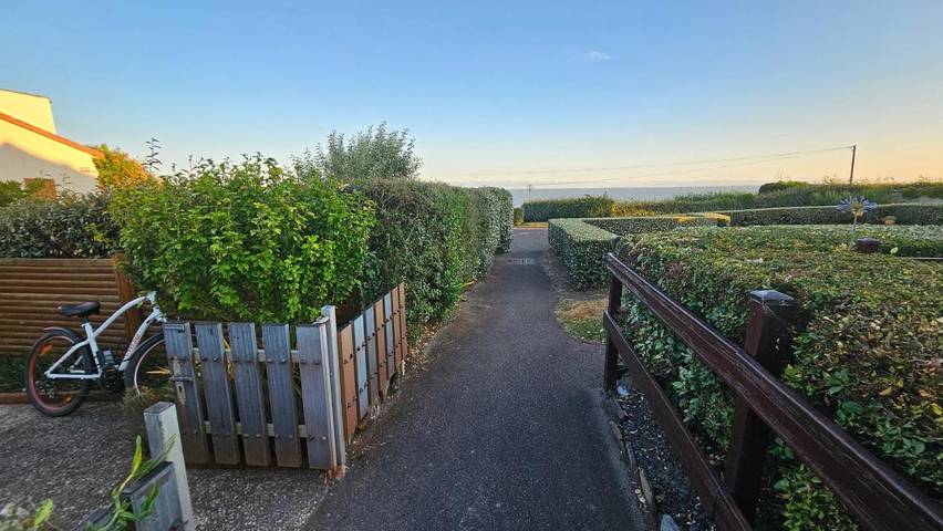 Location de vacances pour 2 personnes, avec Terrasse ainsi que Piscine et Vue dans Plage de La Joselière