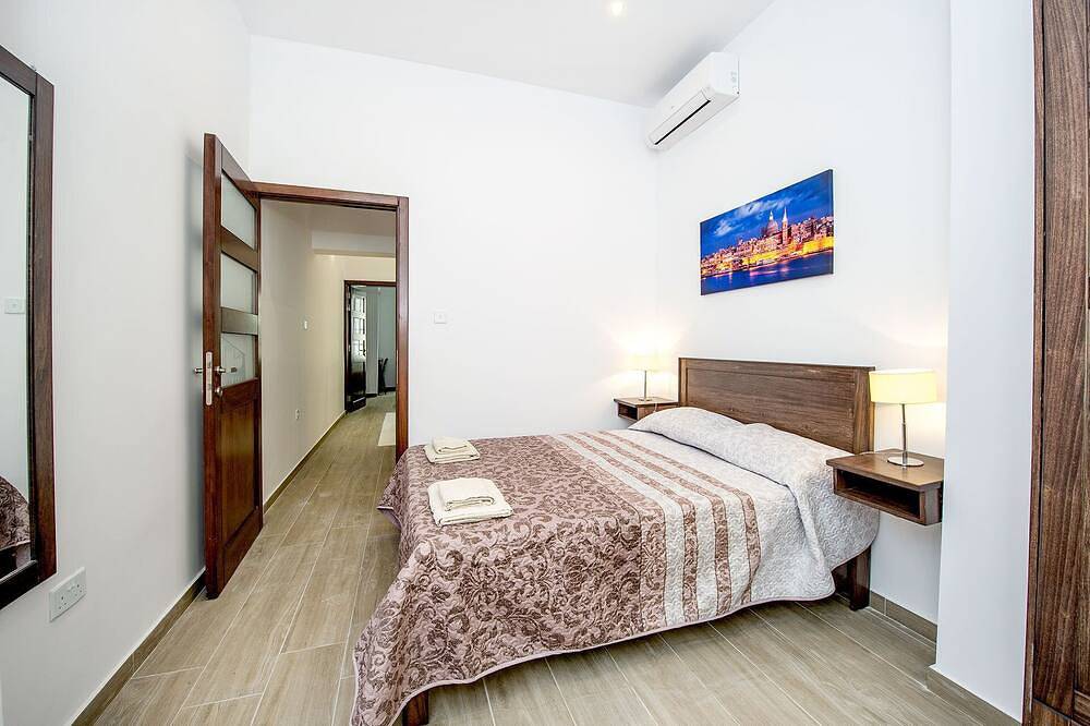 House 4 bedrooms 3 Bathrooms.\ndiscover the perfect Sliema getaway at Seabreeze. in Tas-Sliema, Insel Malta