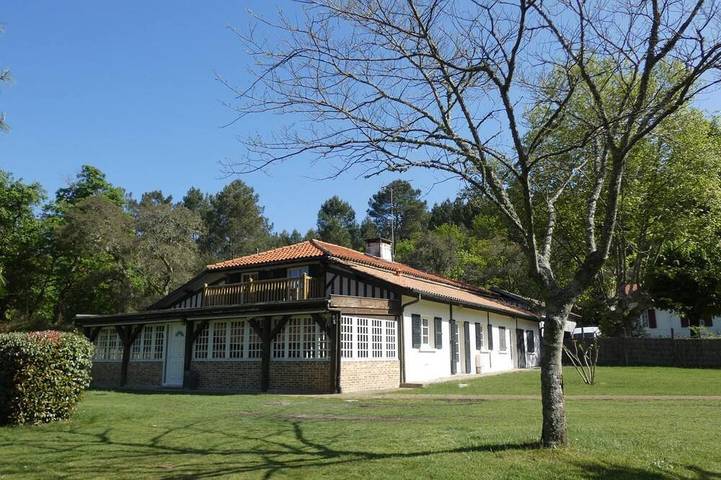 Location de vacances pour 8 personnes, avec Jardin à Lesperon