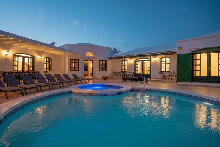 Chalet para 12 personas, con piscina para niños y piscina además de vistas y jardín en Lanzarote - 2