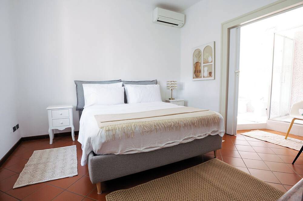 Cozy facility in the midst of nature, a 5-minute walk from the center in Desenzano del Garda, Montañas Garda