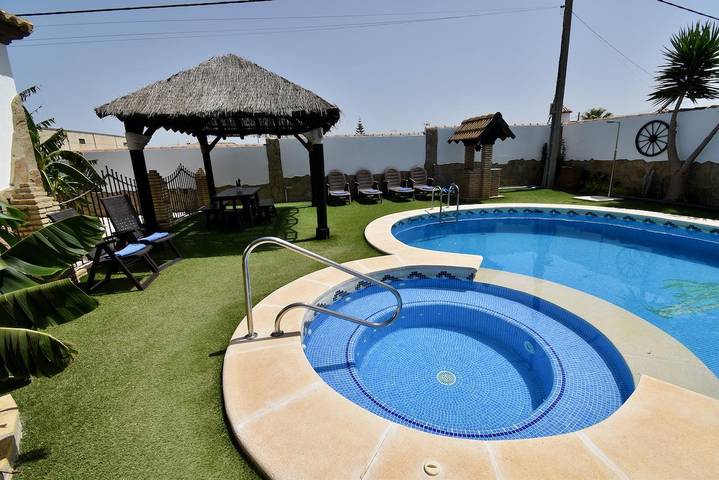 Casa rural para 6 personas, con jardín además de terraza y piscina, Familias con niños en Chiclana de la Frontera - 2