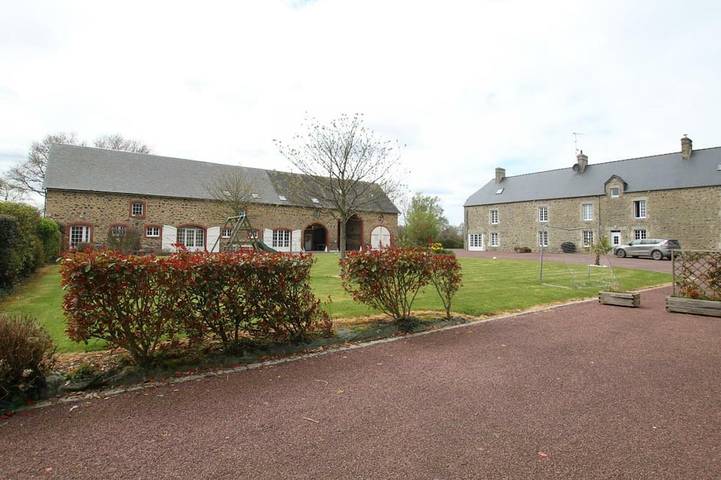 Gîte pour 4 personnes, avec Terrasse ainsi que Jardin et Piscine à Feugères
