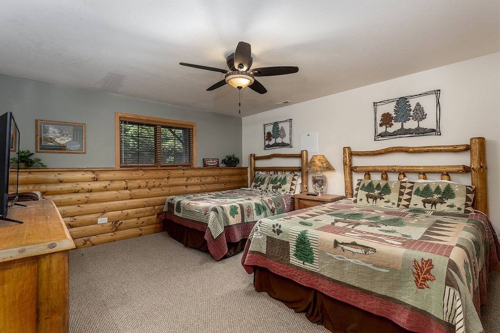 Jacuzzis & Family Kitchen & Entertainment Area in Starved Rock State Park