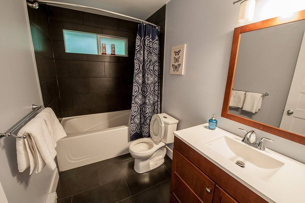 Downtown Cypre Suite - Neu renovierte, geräumige 3-Zimmer-Einheit in Tofino, Alberni-Clayoquot Regional District
