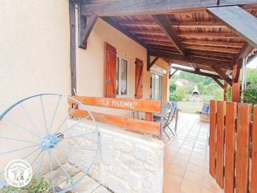 Gîte pour 2 personnes, avec terrasse ainsi que piscine et jardin dans le Lot