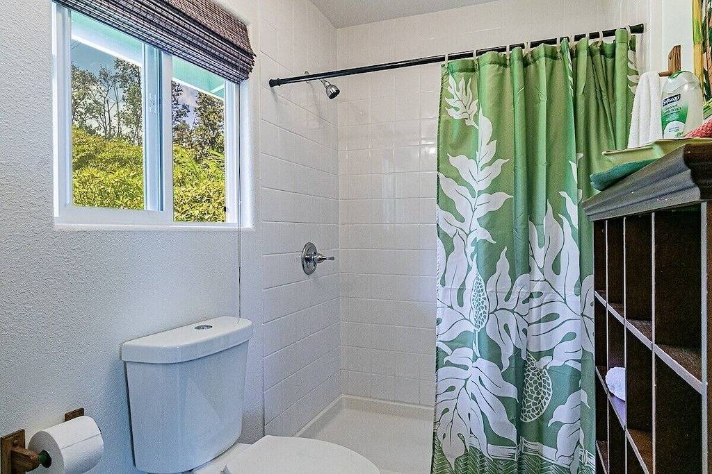 Jungle Bungalow - A lovely space to stay for island fun! in Hawaiian Paradise Park, East Puna