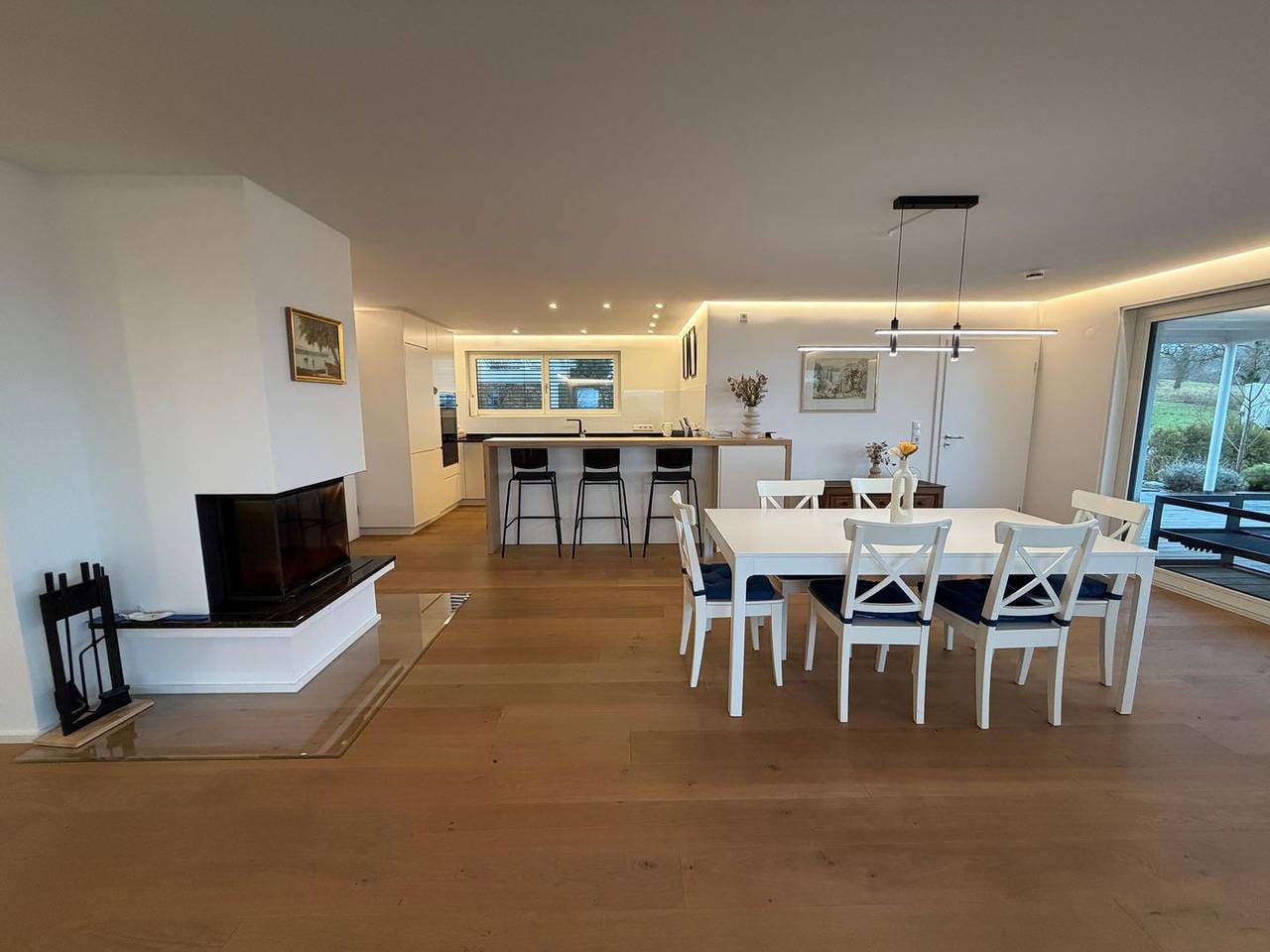 Ganze Wohnung, Luxus-Ferienwohnung Seesehnsucht Höri mit Seeblick und Whirlpoolbadewanne. in Gaienhofen, Untersee