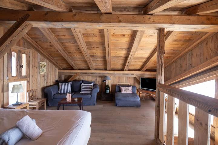 Chalet 'Mazot De Warens' avec vue sur la montagne, terrasse privée et jardin privé in Combloux, Pays du Mont-Blanc
