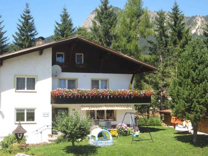 Ferienwohnung, mit Balkon und Terrasse sowie Garten in Tannheim (Tirol)