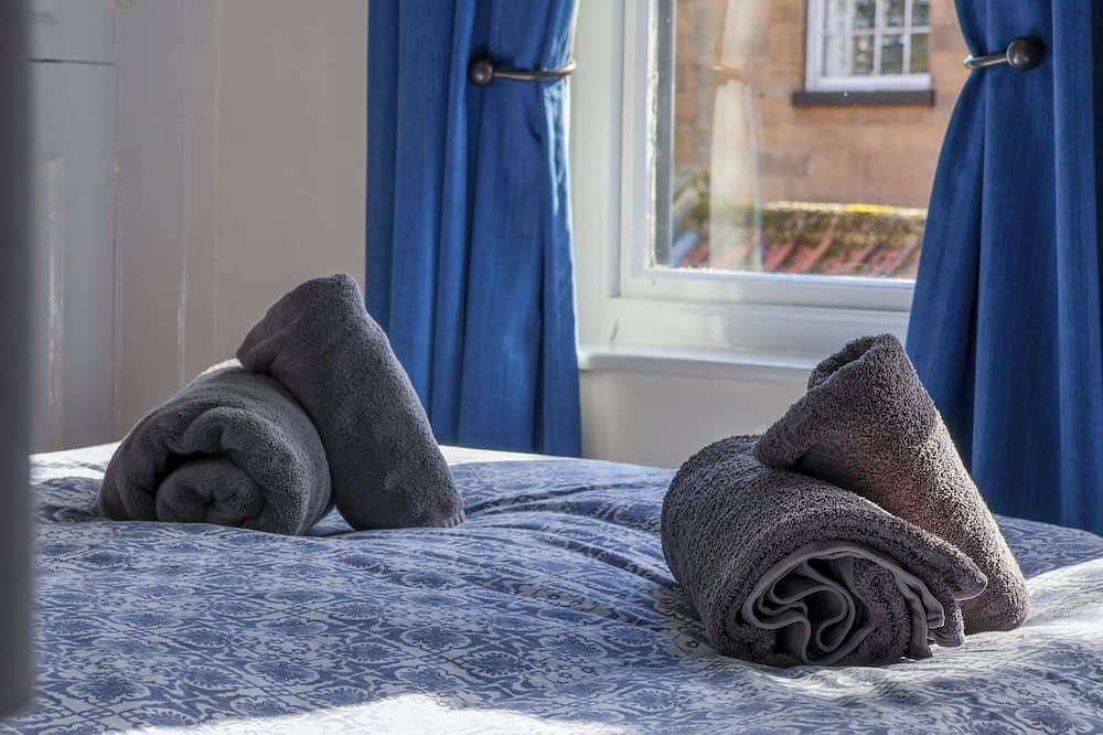 Roseberry Cottage, family friendly in Robin Hood’s Bay in Robin Hood's Bay, North York Moors National Park