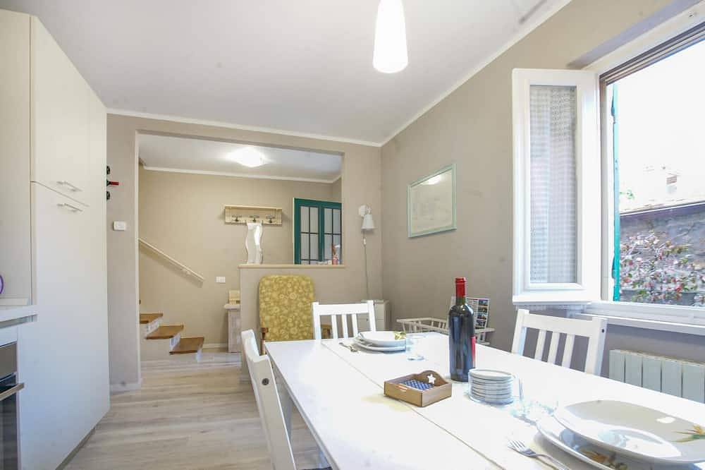 Entire apartment, Awesome apartment in Carro with Wifi in Carro (Village), Carro (Liguria)