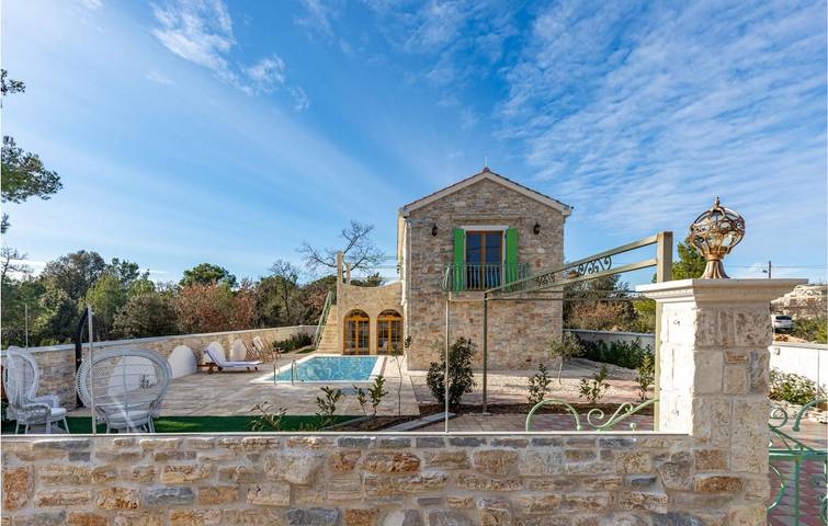 Location de vacances pour 6 personnes, avec piscine ainsi que terrasse et jardin, animaux acceptés à Biograd na Moru - 2