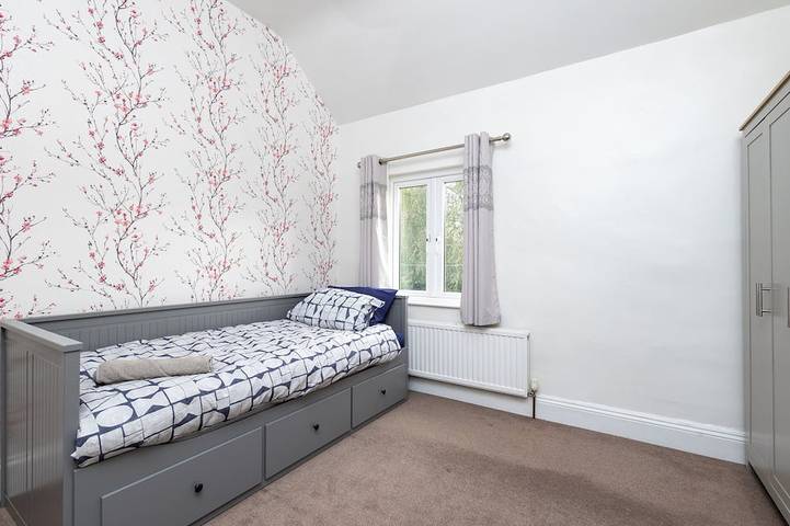Canal Side 3 Bed 1.5 Bath | Parking | WiFi | Self Check-in | King Size Beds in Wakefield, Yorkshire de l'Ouest