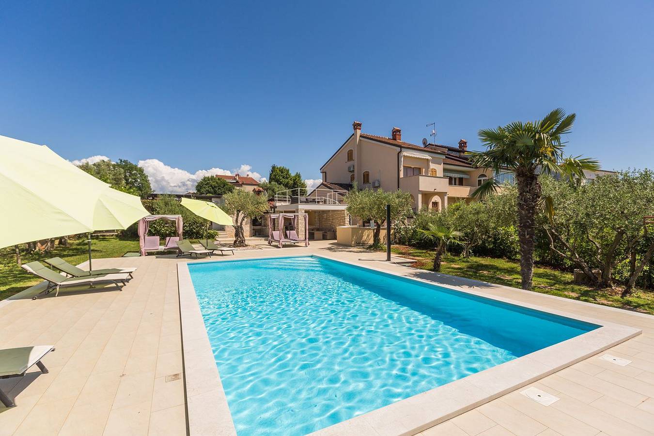 Ganze Wohnung, Helles Apartment nur 250 Meter zum Strand mit Meerblick, Pool, Grill, Waschmaschine in Mali Maj, Grad Poreč