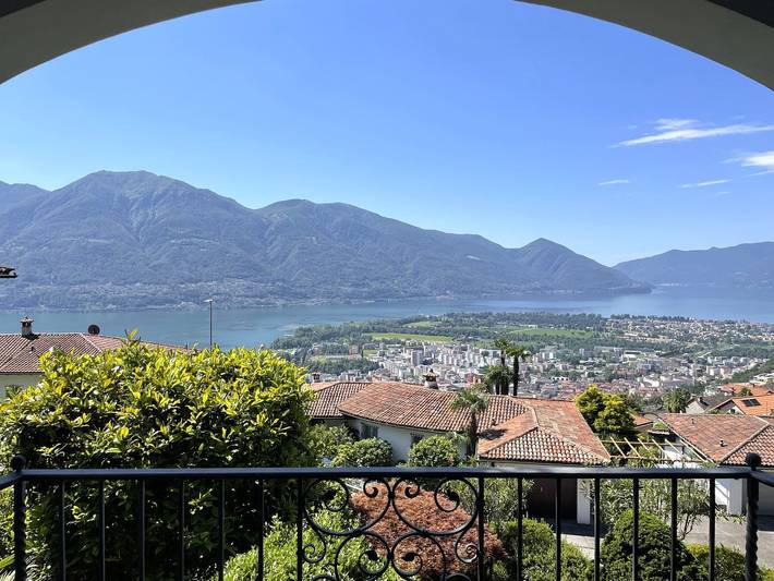 Ganze Wohnung, Ferienwohnung an ruhiger Lage, traumhafter Ausblick, Gartensitzplatz mit Lounge in Orselina, Tessiner Alpen