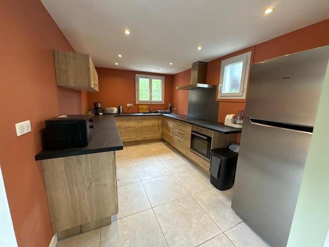 Appartement entier, Apartment in Murol, Parc naturel régional des Volcans d'Auvergne