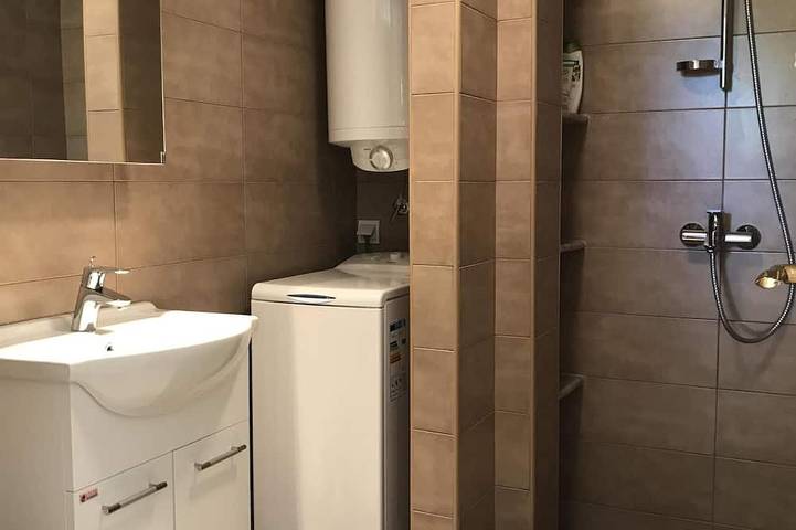 Gîte pour 4 personnes, avec jardin et jacuzzi dans Risan - 4