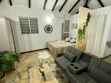 Gîte pour 2 personnes, avec piscine et terrasse, animaux acceptés à Goyave (Guadeloupe)