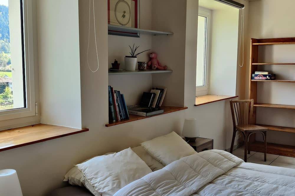 Appartement entier, \"Balcon\" sur les Bassins du Doubs et le village suisse des Brenets in Val de Morteau, Jura Francais