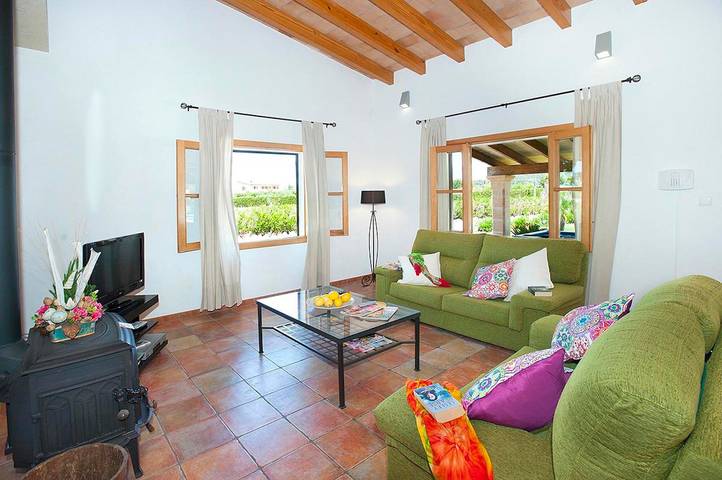 Casa de campo Villa Burgues con vistas a la montaña, piscina, jardín, terraza y Wi-Fi in Alcúdia, Mallorca Norte