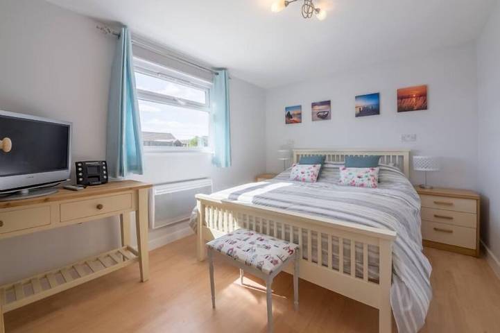 Wyndham Beach House ist ein moderner Bungalow, der am oberen Ende des Strandes liegt in Walcott, Norfolk Coast