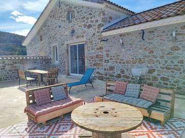 Gîte pour 8 personnes, avec vue ainsi que piscine et jardin à Vinezac