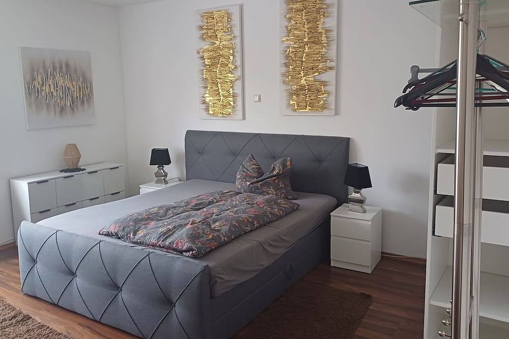 Ganze Wohnung, Ferienwohnung Hannah mit Balkonterrasse und gemütlichen Gartenmöbeln in Rödental, Oberes Maintal - Coburger Land
