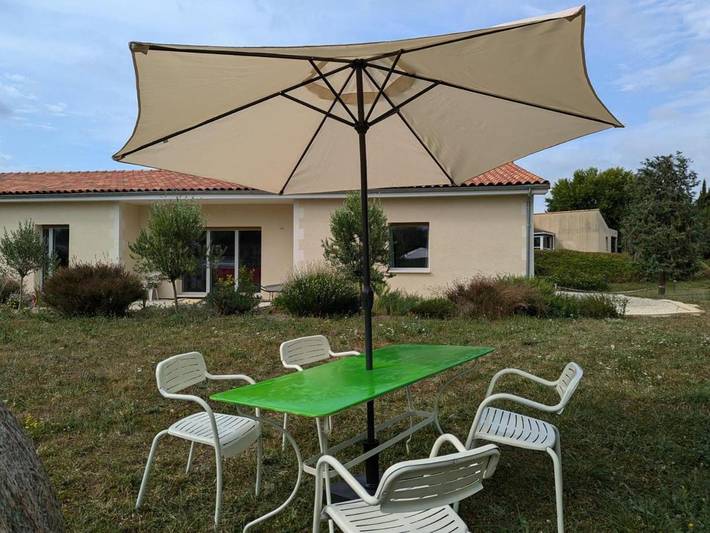 Gîte pour 2 personnes, avec piscine ainsi que terrasse et jardin à Baignes-Sainte-Radegonde