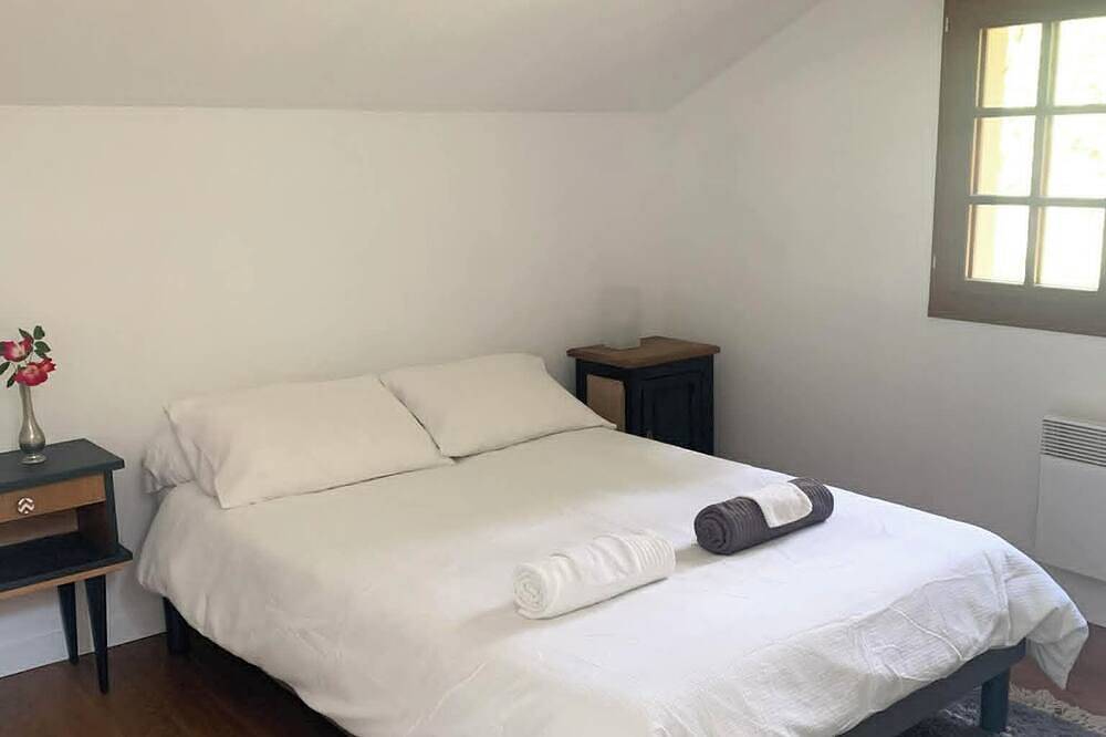 Appartement entier, Petit gîte dans les bois avec piscine privative in Saint-Jean-d'Estissac, Périgord Pourpre