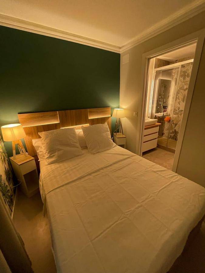 Gîte pour 4 personnes, avec terrasse ainsi que jacuzzi et piscine dans Office De Tourisme Cannes La Bocca