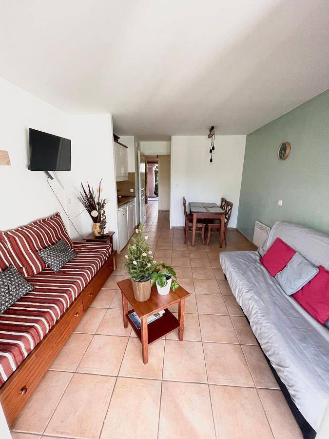 Gîte pour 4 personnes, avec vue et terrasse ainsi que piscine et jardin, animaux acceptés à Uhart-Cize - 4