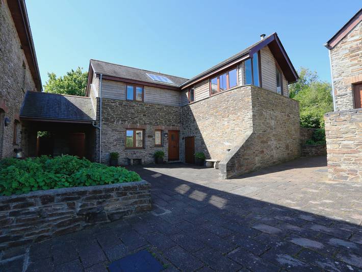 Cottage for 8 people, with Balcony and Terrace as well as Garden and Pool in Devon