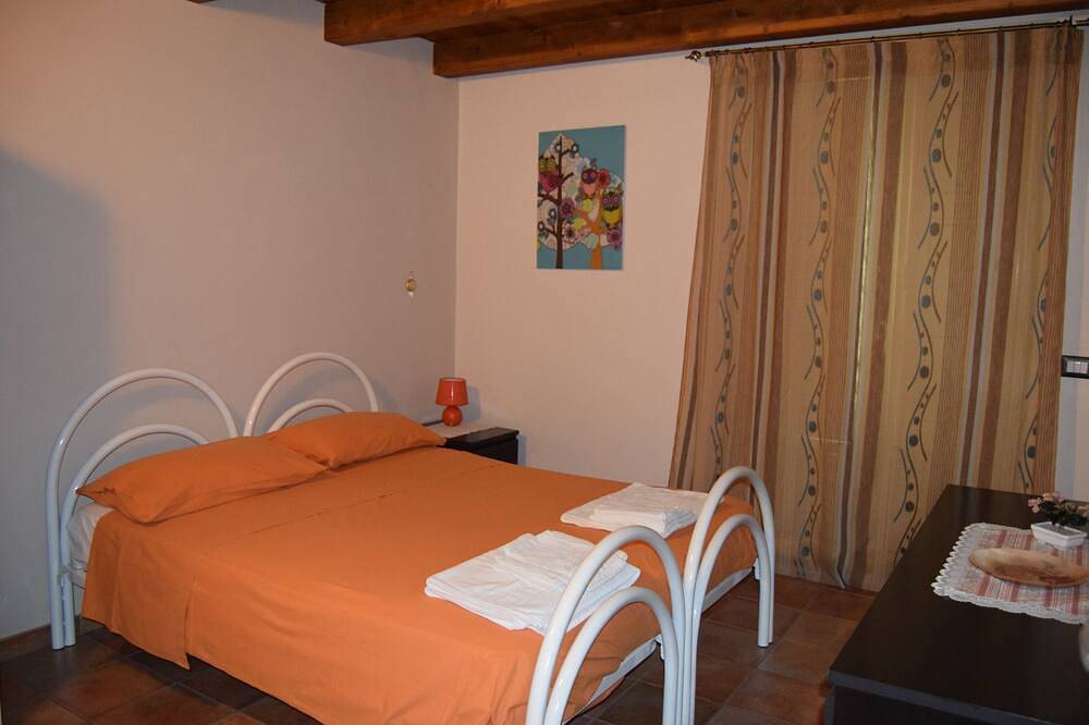 Two-room house with pool, garden, barbecue, relaxation on the slopes of Etna in Santa Venerina, Mount Etna