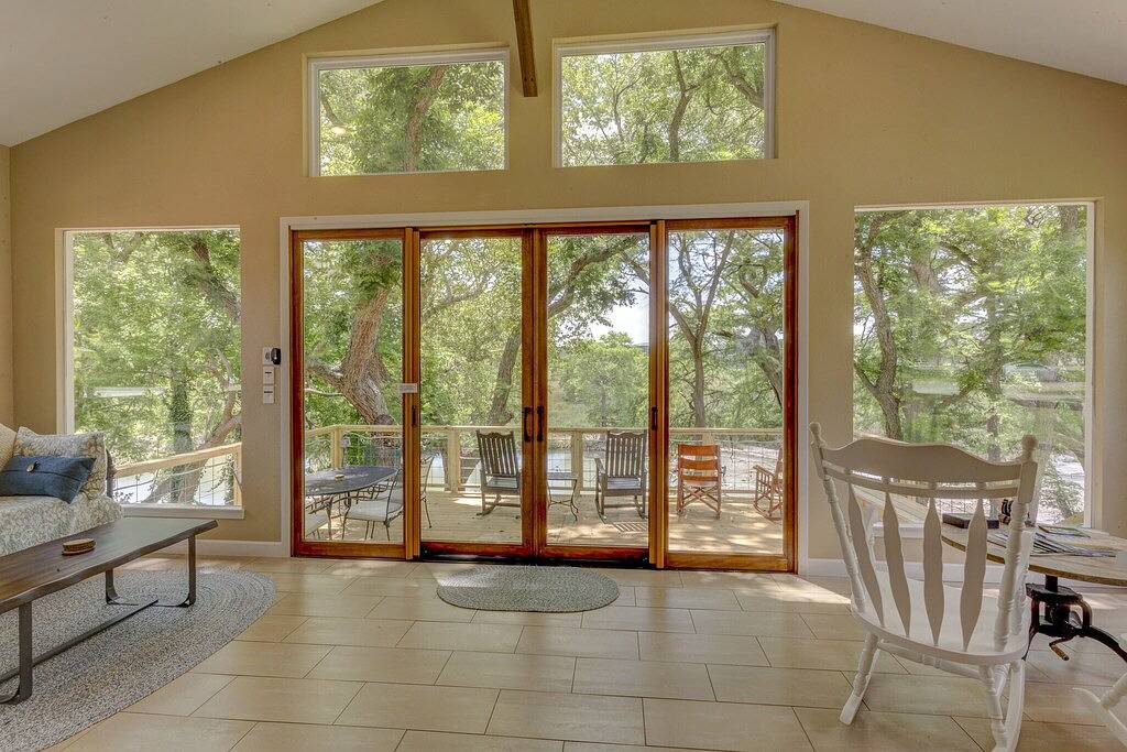 Malerisches Haus am Flussufer auf einer ruhigen Strecke von Guadalupe - Wasserfall vor einer riesigen Veranda in Comal County