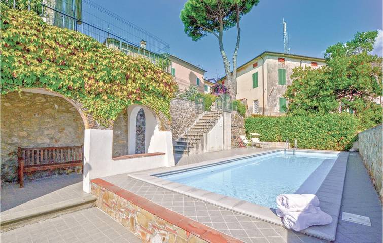 Appartement de vacances entier, Appartement au bord de la piscine à Camaiore : WiFi, feu de camp et plus encore ! in Camaiore, Riviera Italienne