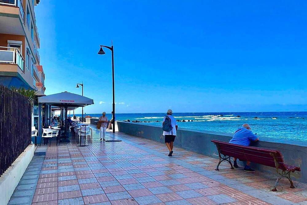 Apartamento entero, Espacioso loft en el corazón de un pueblo tranquilo y vivaz de playa. in Las Galletas, Tenerife Sur