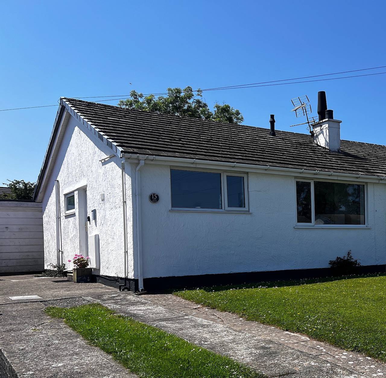 2 Bed Family Bungalow, Wifi, Parking, Garden, Dogs in Red Wharf Bay, Isle of Anglesey