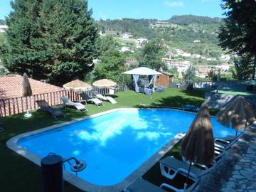 Gîte pour 8 personnes, avec jardin ainsi que piscine et vue dans Santa Marinha do Zêzere