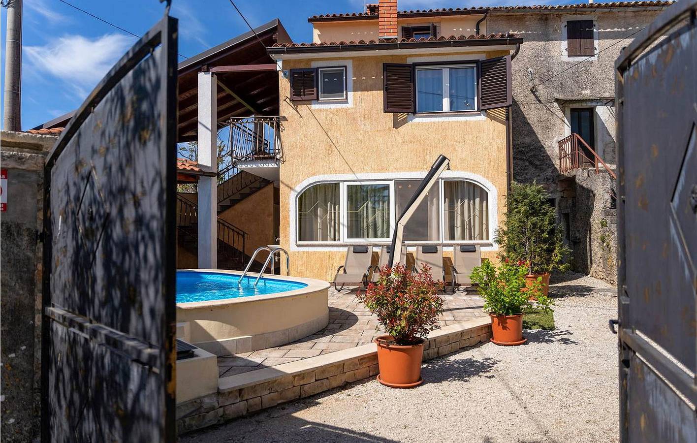 Gemütliche 2-Zimmer-Wohnung mit Pool, Terrasse und WLAN – 500 m vom Zentrum von Anzici entfernt in Anzici, Zentralistrien
