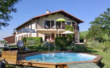 Gîte pour 4 personnes, avec vue ainsi que piscine et jardin, adapté aux familles à Rieux-Volvestre