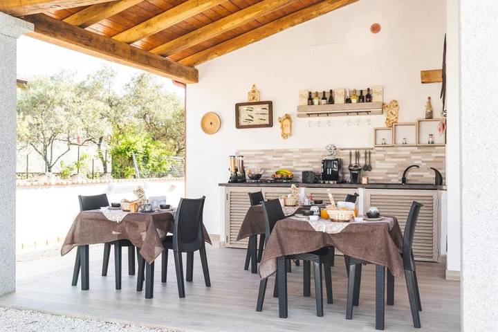 Chambre d’hôte pour 3 personnes, avec jardin et vue, adapté aux familles à San Teodoro - 2